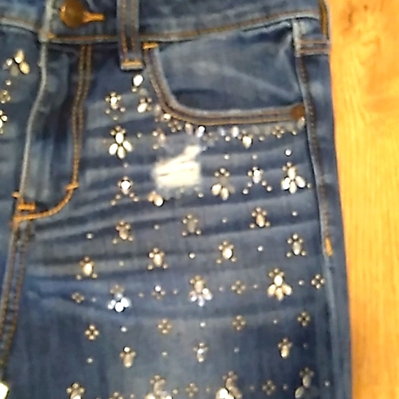 Abercrombie & Fitch Women's Studded Distressed Jeans. Size 2 - Picture 4 of 8